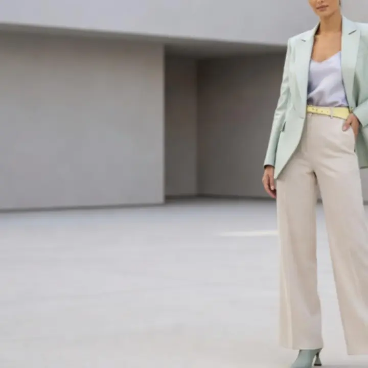 2026-os modern női outfit: bézs kabát, letisztult nadrág és elegáns kiegészítők